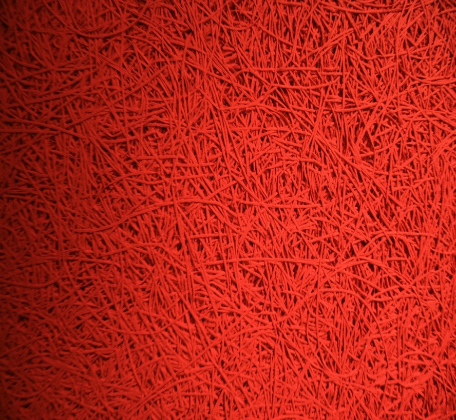 Nahaufnahme einer roten Absorberplatte mit Faserstruktur