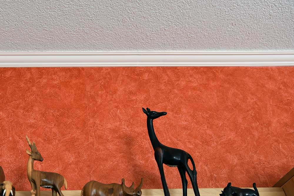 Kreative Wandgestaltung in Orange